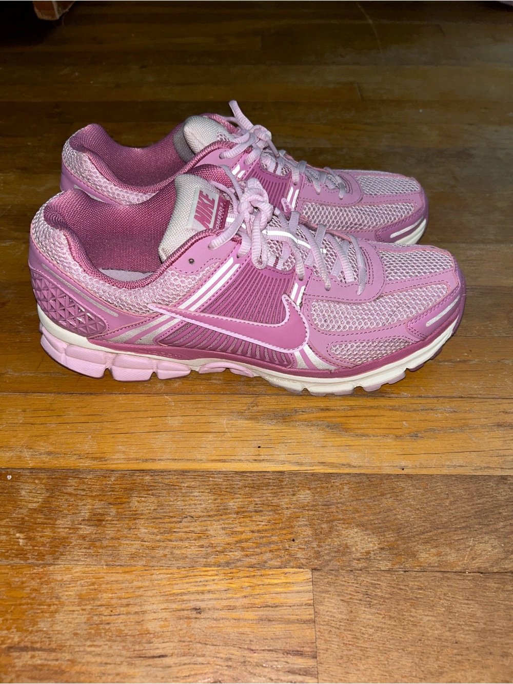 Nike Women's zoom vomero 5 shoes
